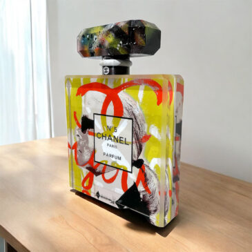 Alternative view of Luxury Chanel n°5, Lagerfeld yellow