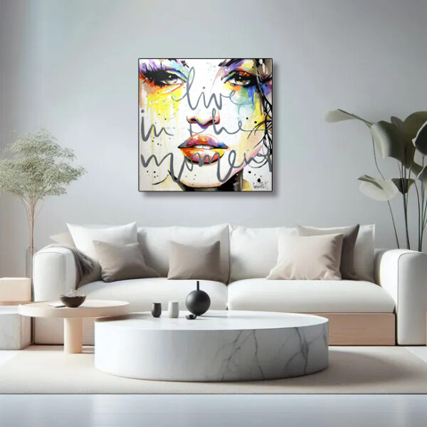 Peinture de style graffiti d'un visage de femme avec le texte « Live in the moment »