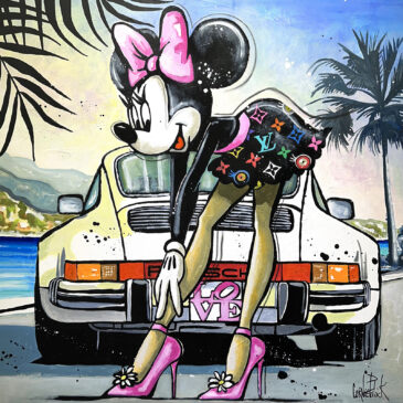 Tableau originale dans le style Pop Art, Minnie Mouse devant sa Porsche, portant une tenue Louis Vuitton avec des talons hauts roses.