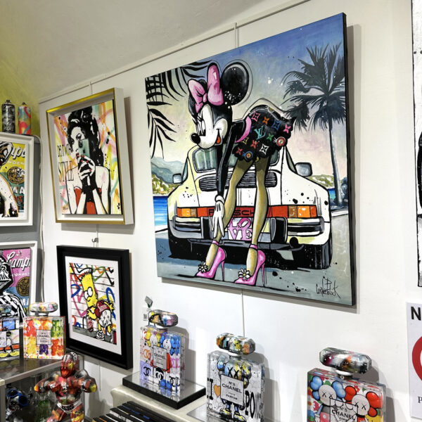 Minnie Mouse habillée en Louis Vuitton devant sa Porsche – Image 3