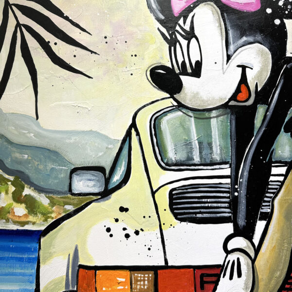 Minnie Mouse habillée en Louis Vuitton devant sa Porsche – Image 4