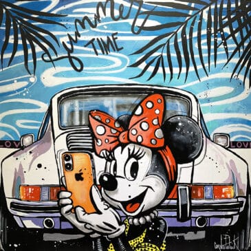 Minnie Mouse fait un selfie devant sa Porsche