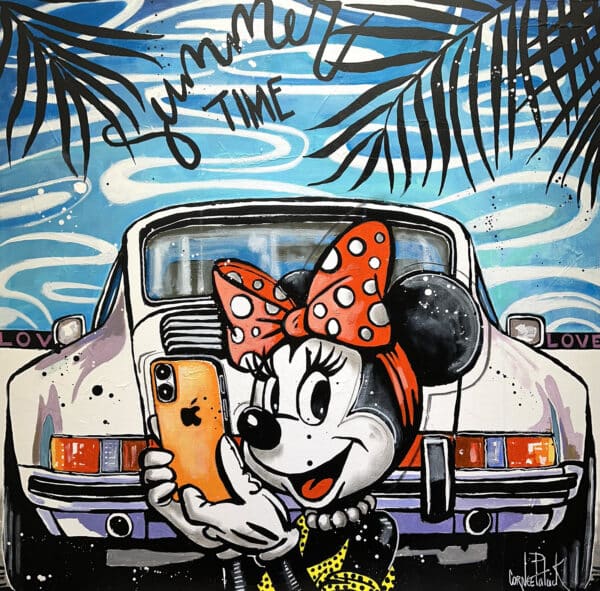 Minnie Mouse fait un selfie devant sa Porsche