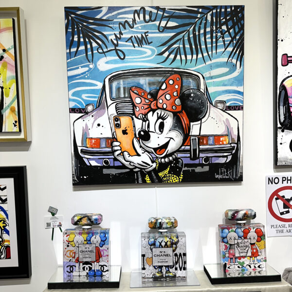 Minnie Mouse fait un selfie devant sa Porsche – Image 2
