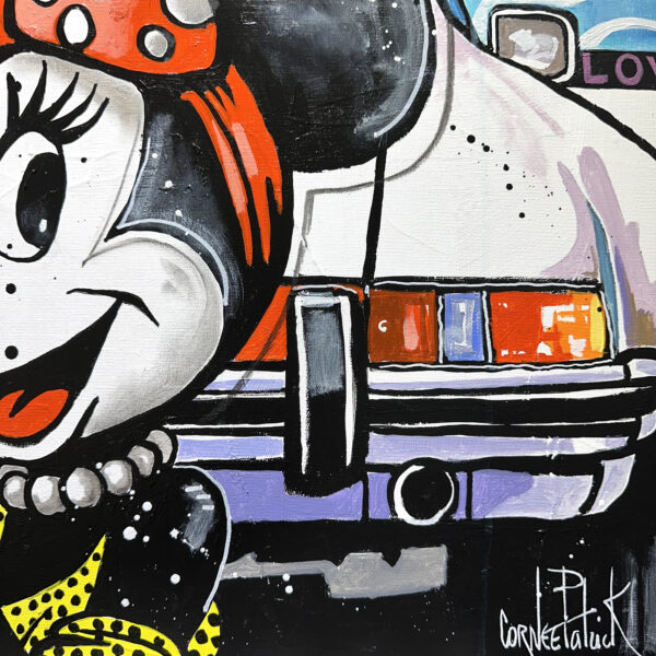 Minnie Mouse fait un selfie devant sa Porsche – Image 4