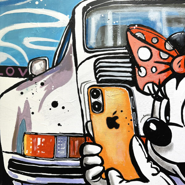 Minnie Mouse fait un selfie devant sa Porsche – Image 5