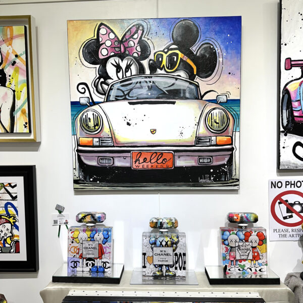 Minnie et Mickey  Mouse voyagent en Porsche sur la Nationale 7 - Image 2