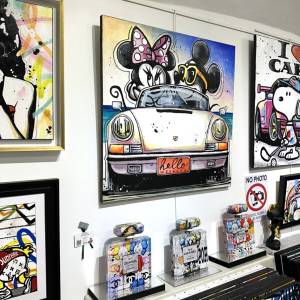 Minnie et Mickey  Mouse voyagent en Porsche sur la Nationale 7 - Image 3
