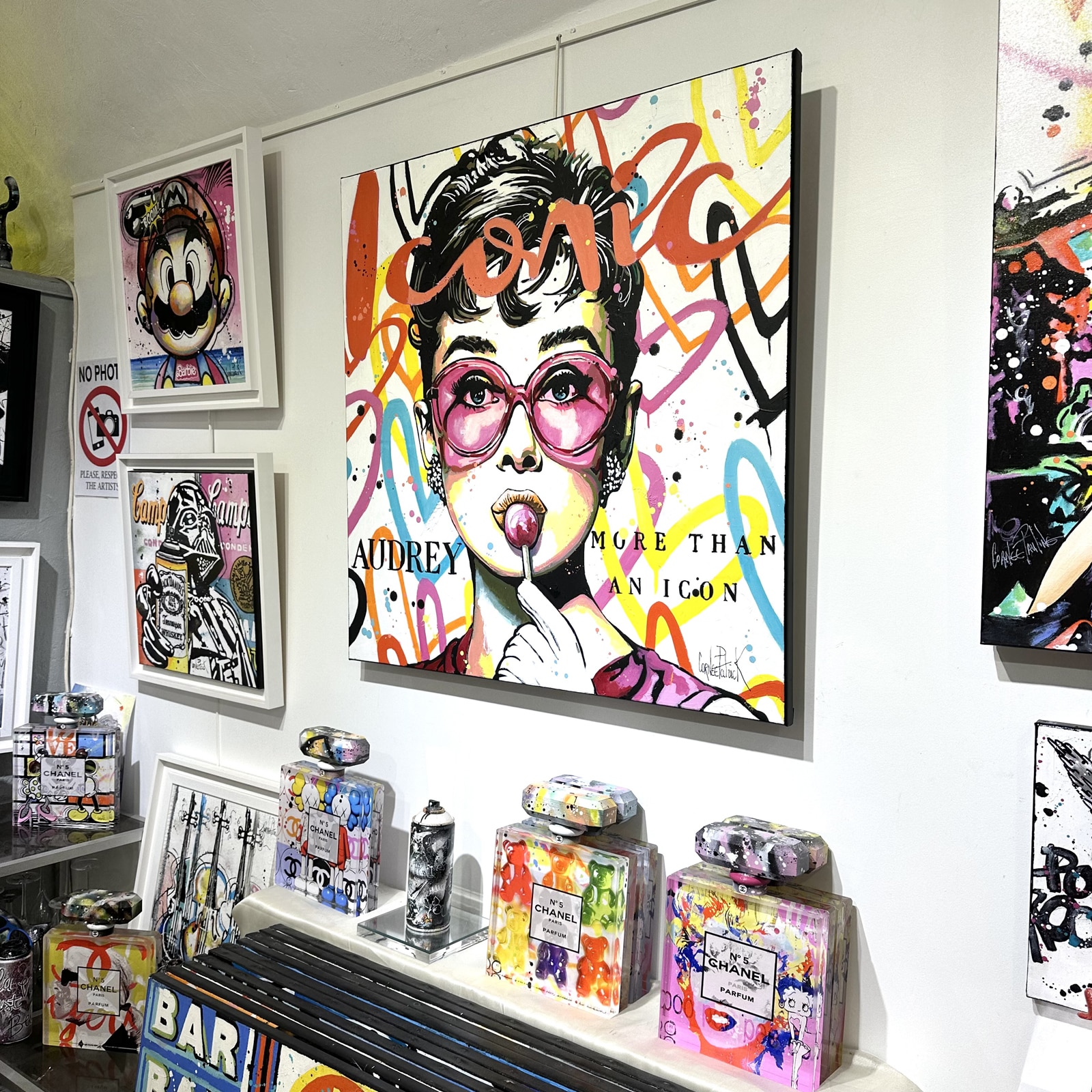 Audrey Hepburn, iconic with a lollipop – Image 3