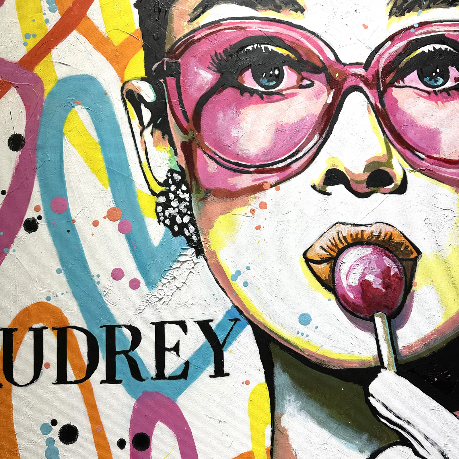 Audrey Hepburn, iconic with a lollipop – Image 4