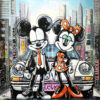 Tableau Pop Art original représentant Mickey Mouse et Minnie Mouse devant une Porsche 911 classique dans un décor urbain inspiré de New York.